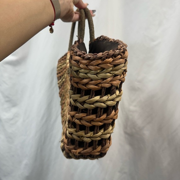 Woven Rattan purse with a button closure and wrapped handles - Picture 2 of 6